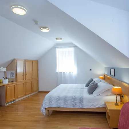 Ana Bed & Breakfast 3*