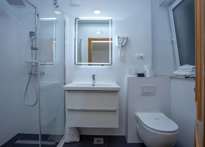 לינה וארוחת בוקר Ana 3*