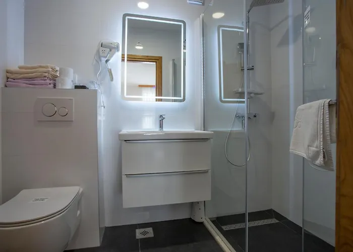 לינה וארוחת בוקר Ana 3*